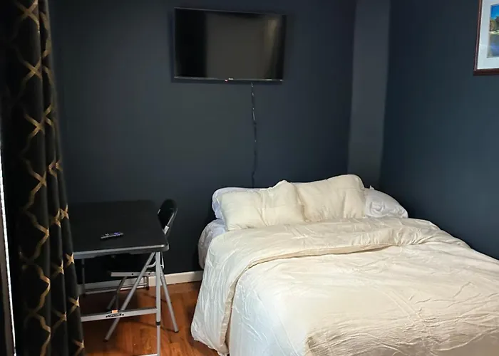 Fidelia Crystal Room, Queen Bed Minutes From Newark Liberty International Airport And Newark Penn Station